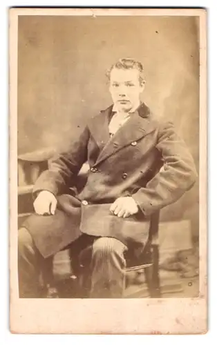 Fotografie Sinclair & Co., Kings Kross, 70 Euston Rd., Portrait junger Mann im Anzugsmantel mit nadelstreifen Hose