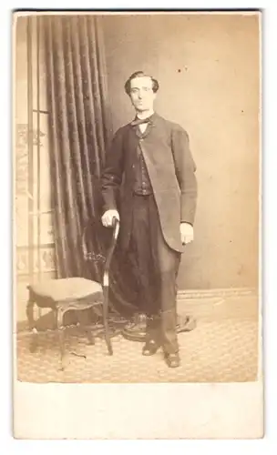 Fotografie Stuart Brothers, London, 47 Bromton Road, Portrait junger Mann im Anzug mit Fliege