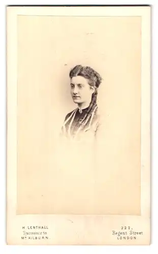 Fotografie H. Lenthall, London, 222 Regent Street, Portrait junge Frau im Kleid mit Locken