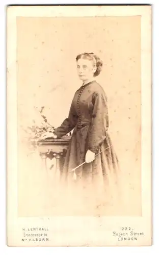 Fotografie H. Lenthall, London, 222 Regent Street, Portrait Dame im Biedermeierkleid mit Zopf