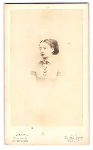 Fotografie H. Lenthall, London, 222 Regent Street, Portrait junge Frau im Rüschenkleid mit Haarnetz