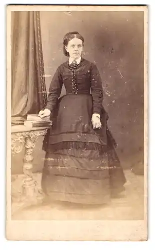 Fotografie Sinclair & Co., Kings Cross, 70 Euston Rd., Portrait ältere Frau im Biedermeierkleid mit Brosche
