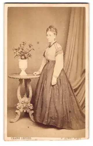 Fotografie Frank Briggs, St. Johns Wood, 40 High Street, Portrait Dame im Biedermeierkleid mit Zopf