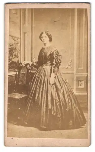 Fotografie British & Foreign Copying Co., London, 102 Fleet Street, Portrait junge Frau im Biedermeierkleid