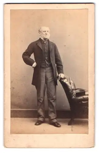 Fotografie Mr. Kilburn, London, 222 Regent Streeet, Portrait älterer Herr im Anzug mit Backenbart