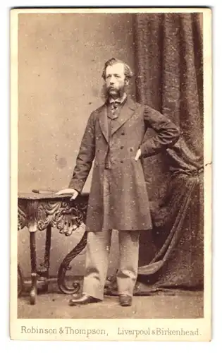 Fotografie Robinson & Thompson, Liverpool, 57 Church Street, Portrait Herr im Anzug mit Mantel und Backenbart