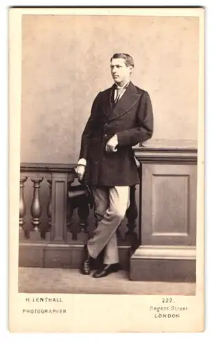 Fotografie H. Lenthall, London, 222 Regent Street, Portrait junger Mann im feinen Anzug mit Zylinder