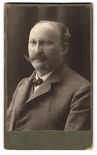 Fotografie Hermann Tietz, Berlin, am Alexanderplatz, Portrait Max Rosenau im Anzug mit Zwicker Brille, Moustache