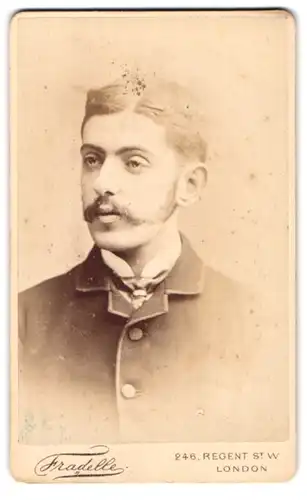 Fotografie Fradelle, London, 246 Regent Street, Portrait junger Mann im Anzug mit Oberlippenbart, Moustache