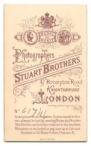 Fotografie Stuart Bros., London, 47 Bromton Road, Portrait Herr im Anzug mit Vollbart und Halbglatze