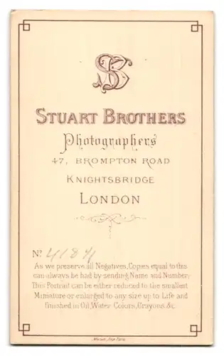 Fotografie Stuart Brothers, London, 47 Bromton Road, Portrait junger Mann im Tweed Anzug mit Backenbart