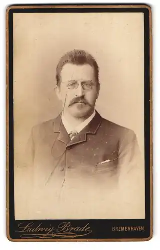 Fotografie Ludwig Brade, Bremerhaven, Fährstr. 5, Portrait Herr im Anzug mit Zwicker Brille und Schnauzbart