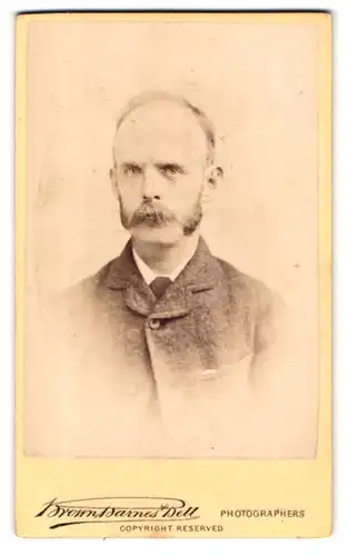 Fotografie Brownbarnes & Bell, London, 220 Regent St., Portrait Herr im Tweedanzug mit Backenbart