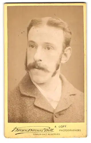 Fotografie Brownbarnes & Bell, London, 220 Regent St., Portrait junger Mann im Tweedanzug mit Koteletten und Schnauzer