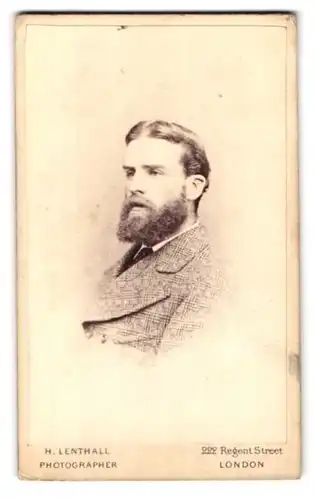 Fotografie H. Lenthall, London, 222 Regent Street, Portrait junger Mann im Tweed Anzug mit Vollbart