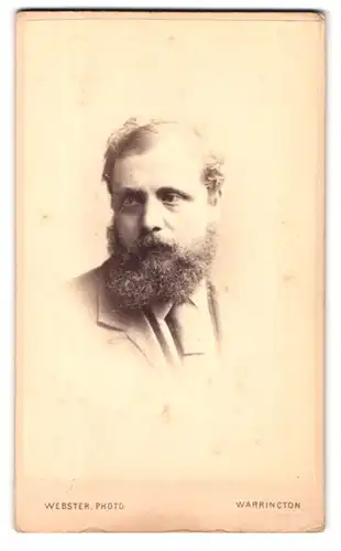 Fotografie Webster, Warrington, 33 Bridge Street, Portrait Mann im Anzug mit Vollbart