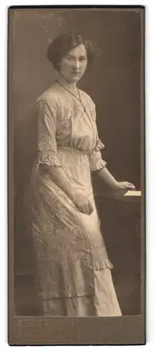 Fotografie Otto Kunert, Wanne, Bahnhofstr. 61, Portrait junge Frau im weissen Kleid mit Halskette