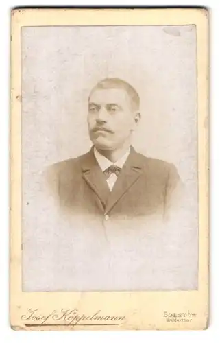 Fotografie Josef Köppelmann, Soest i. W., Brüderthor, Portrait Herr im Anzug mit Fliege