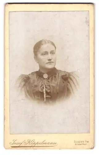 Fotografie Josef Köppelmann, Soest i. Westf., Brüderthor, Portrait Frau im Puffärmel Kleid mit Brosche