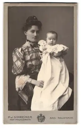Fotografie P. J. Schreiner, Bad-Neuenahr, Portrait Mutter in karierter Bluse mit Rüschenbesatz und Kleinkind auf dem Arm