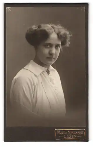 Fotografie Martin Hönscheidt, Essen II Hagen 65, Portrait Frau in weisser Bluse mit toupierten Haaren