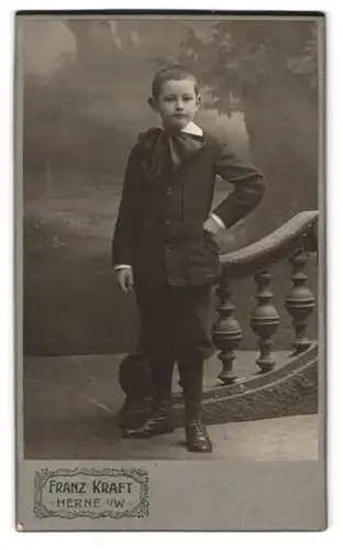 Fotografie Franz Kraft, Herne i. W., Bahnhofstr. 27 u. 60, Portrait kleiner Junge im Anzug mit Knickebockers und Schleif