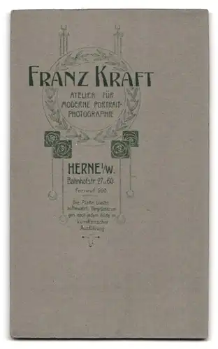 Fotografie Franz Kraft, Herne i. W., Bahnhofstr. 27 u. 60, Portrait kleiner Junge im Anzug mit Knickebockers und Schleif