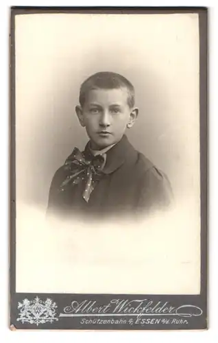 Fotografie Albert Wickfelder, Essen a. d. Ruhr, Schützenstr. 4, Portrait kleiner Junge im Anzug mit gepunkteter Fliege