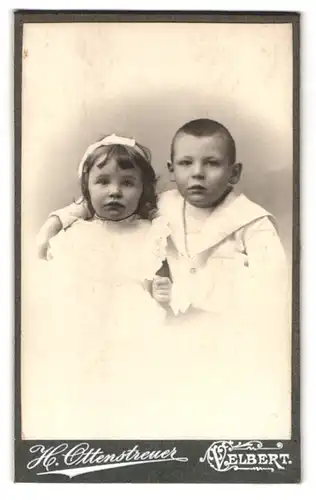 Fotografie H. Ottenstreuer, Velbert, Portrait Geschwister Edith und Ludwig in weisser Kleidung