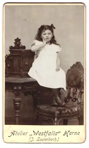 Fotografie Atelier Westfalie, Herne, Portrait kleines Mädchen im weissen Kleid steht auf einem Stuhl