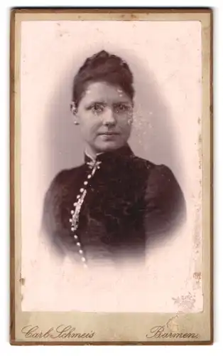 Fotografie Carl Schmeis, Barmen, Lindenstr. 12, Portrait Frau im Kleid mit Silberknöpfen