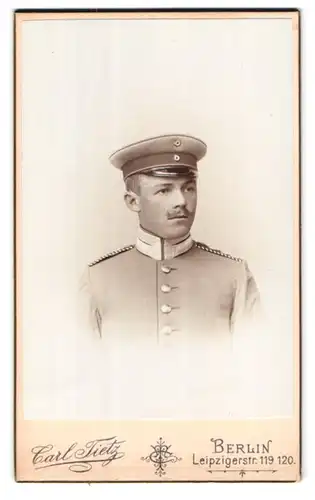 Fotografie Carl Tietz, Berlin, Leipzigerstr. 119, Portrait Einjährig-Freiwilliger Ufz. Remi Fresenius in Uniform