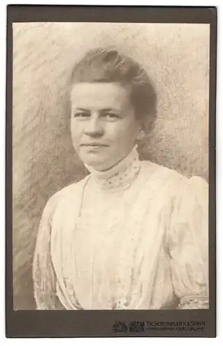 Fotografie Th. Schuhmann & Sohn, Karlsruhe, Portrait Gustel Beutenmüller geb. Dietze im weissen Kleid