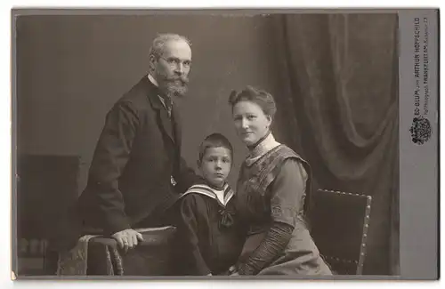 Fotografie ED Blum, Frankfurt am Main, Kaiserstr. 73, Portrait Heinrich Rumpf mit Frau Jula Rumpf geb. Fincke und Sohn