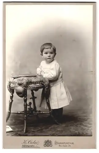 Fotografie K. Culie, Frankfurt a. M., Hochstr. 32, Portrait Junge Otto Beutenmüller im Kleidchen