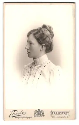 Fotografie Thiele, Darmstadt, Wilhelminenstr. 6, Portrait junge Frau von Wangenheim im weissen Kleid