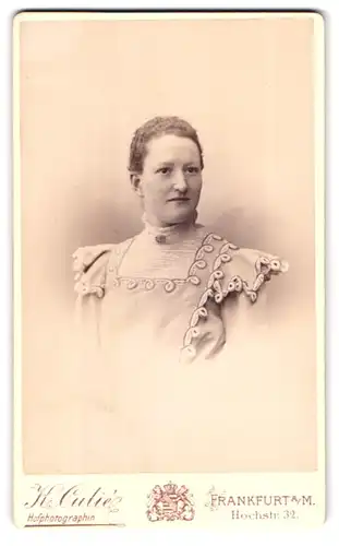 Fotografie K. Culie, Frankfurt a. M., Hochstr. 32, Portrait Julia Rumpf geb. Finck im Sonntagskleid