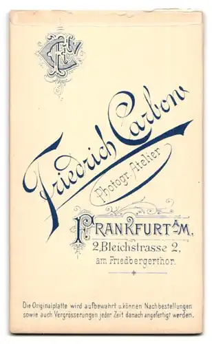 Fotografie Friedrich Carbon, Frankfurt a. M., Bleichstr. 2, Portrait Karl Dietze im Anzug mit Fliege