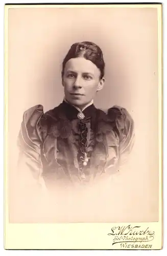 Fotografie L. W. Kurtz, Wiesbaden, Friedrichstr. 4, Portrait Emilie Dietze im Kleid mit Puffärmeln