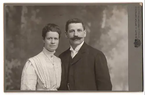 Fotografie ED Blum, Frankfurt a. M., Kaiserstr. 73, Portrait Emma geb. Dietz und Leonhardt Heunisl im Kleid