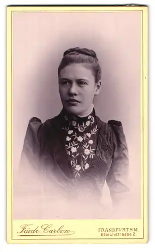 Fotografie Friedr. Carbow, Frankfurt a. M., Bleichstr. 2, Portrait Luise Finck geb. Dietze im Kleid mit Blumenbesatz