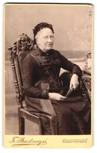 Fotografie Fr. Struckmeyer, Goettingen, Wendenstr. 5a, Portrait Sophie Fresenius im Biedermeierkleid mit Brille u. Haube