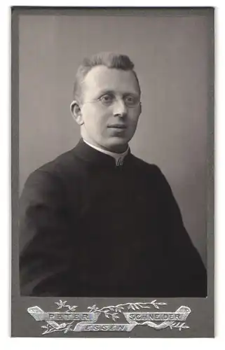 Fotografie Peter Schneider, Essen, Kettwigerstr. 13, Portrait Pfarrer mit Brille im Gewand samt Kollar