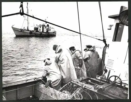 Fotografie Willy-Kurt Wittig, Fischer auf Fischkutter holen ihre Netze ein, Fischkutter WAR-40 auf Steuerbord