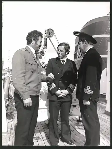 Fotografie Willy-Kurt Wittig, FHS Schiff Robert Koch, Offizier zu Besuch bei Sowjet-Kapitän