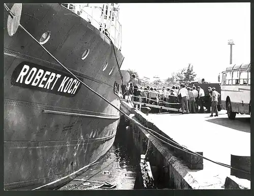 Fotografie Willy-Kurt Wittig, FHS Schiff Robert Koch, Besatzung geht an Bord