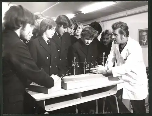 Fotografie Willy-Kurt Wittig, FHS Schiff Robert Koch, junge Seeleute lernen am Modell unter Deck