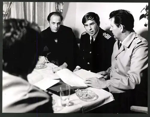 Fotografie Willy-Kurt Wittig, FHS Schiff Robert Koch, führende Offiziere bei einer Besprechung