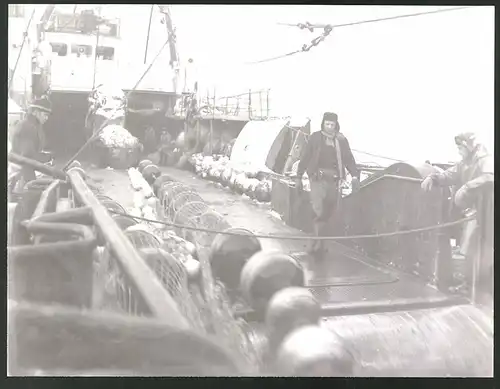 Fotografie Willy-Kurt Wittig, FHS Schiff Robert Koch, Hochseefischer bei der Arbeit an Deck