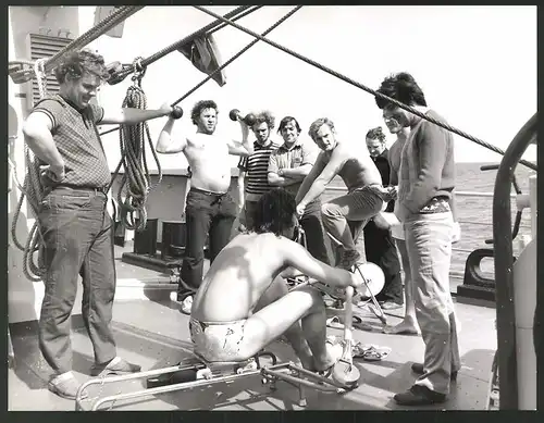Fotografie Willy-Kurt Wittig, FHS Schiff Robert Koch, Hochseefischer beim Sport an Deck